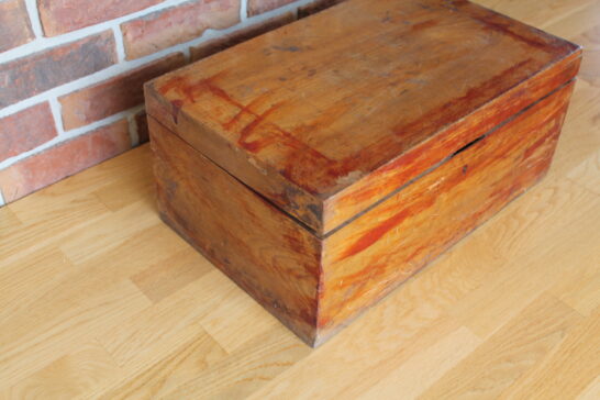 Saarepuust kast lõikuriga