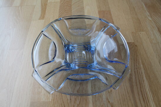 Sinisest klaasist vaagen.