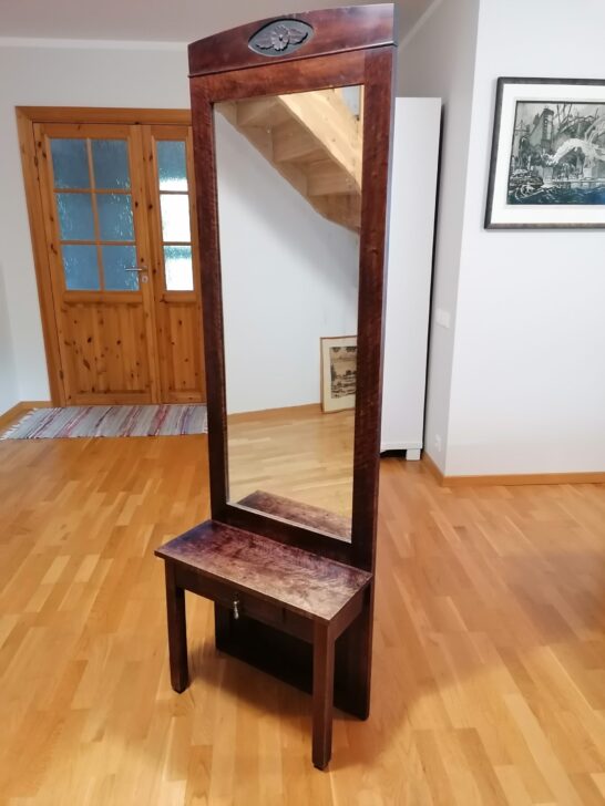 Juugend esikupeegel lauaga