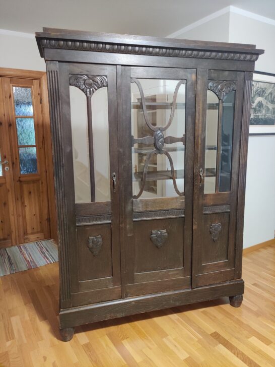 Tammest vitriin raamatukapp , käib osadeks