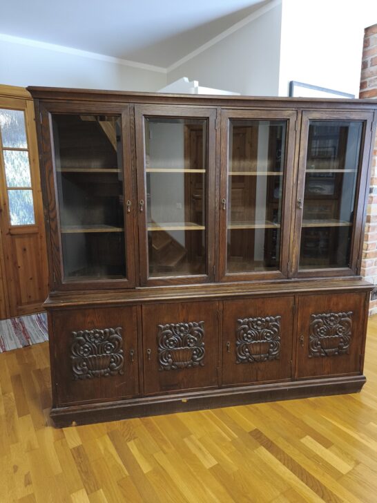 Juugendlik raamatukapp vitriin