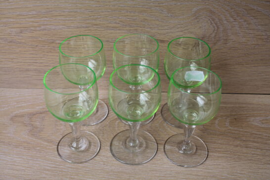 6 kahevärvilist pokaali.