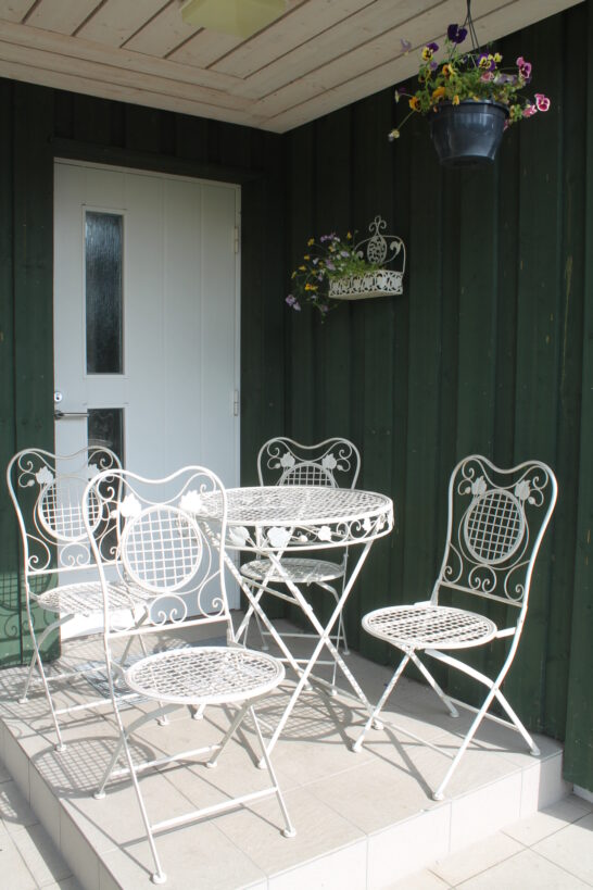 Juugendlik aia- terrassilaud + 4 tooli